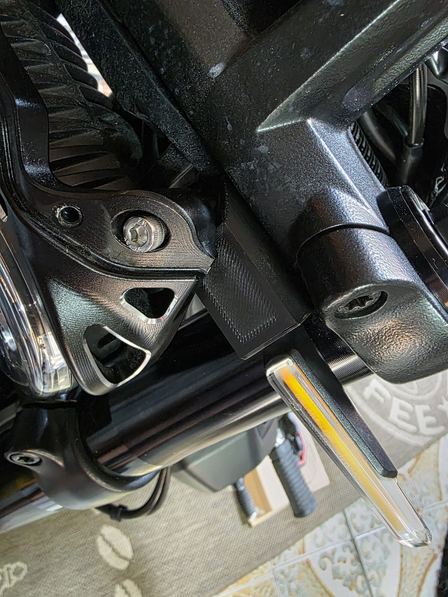 Supporti Frecce Anteriori Harley Davidson Sportster S 1250 – Stampa 3D in PETG CF (Fibra di Carbonio)