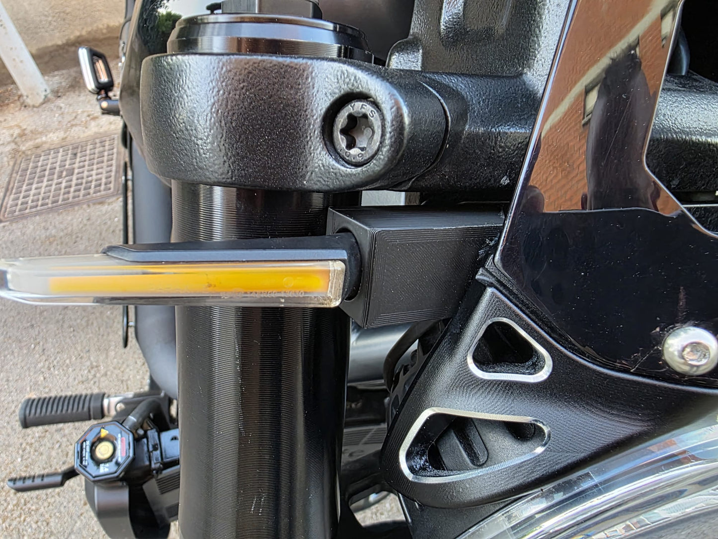 Supporti Frecce Anteriori Harley Davidson Sportster S 1250 – Stampa 3D in PETG CF (Fibra di Carbonio)