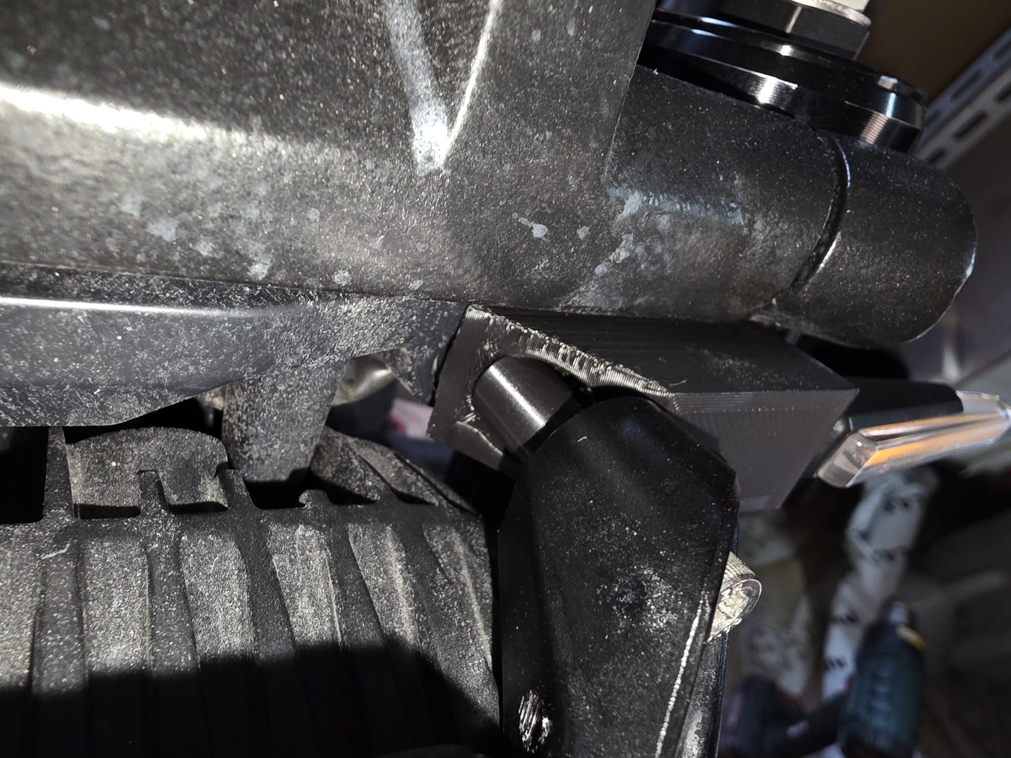Supporti Frecce Anteriori Harley Davidson Sportster S 1250 – Stampa 3D in PETG CF (Fibra di Carbonio)