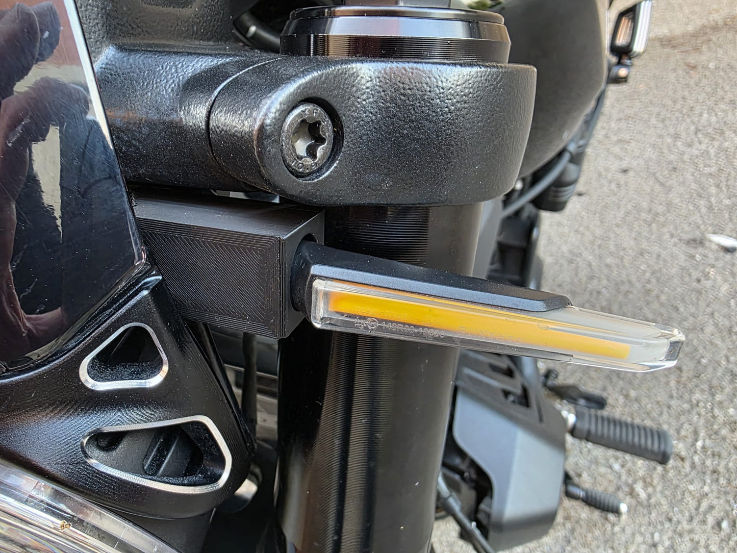 Supporti Frecce Anteriori Harley Davidson Sportster S 1250 – Stampa 3D in PETG CF (Fibra di Carbonio)